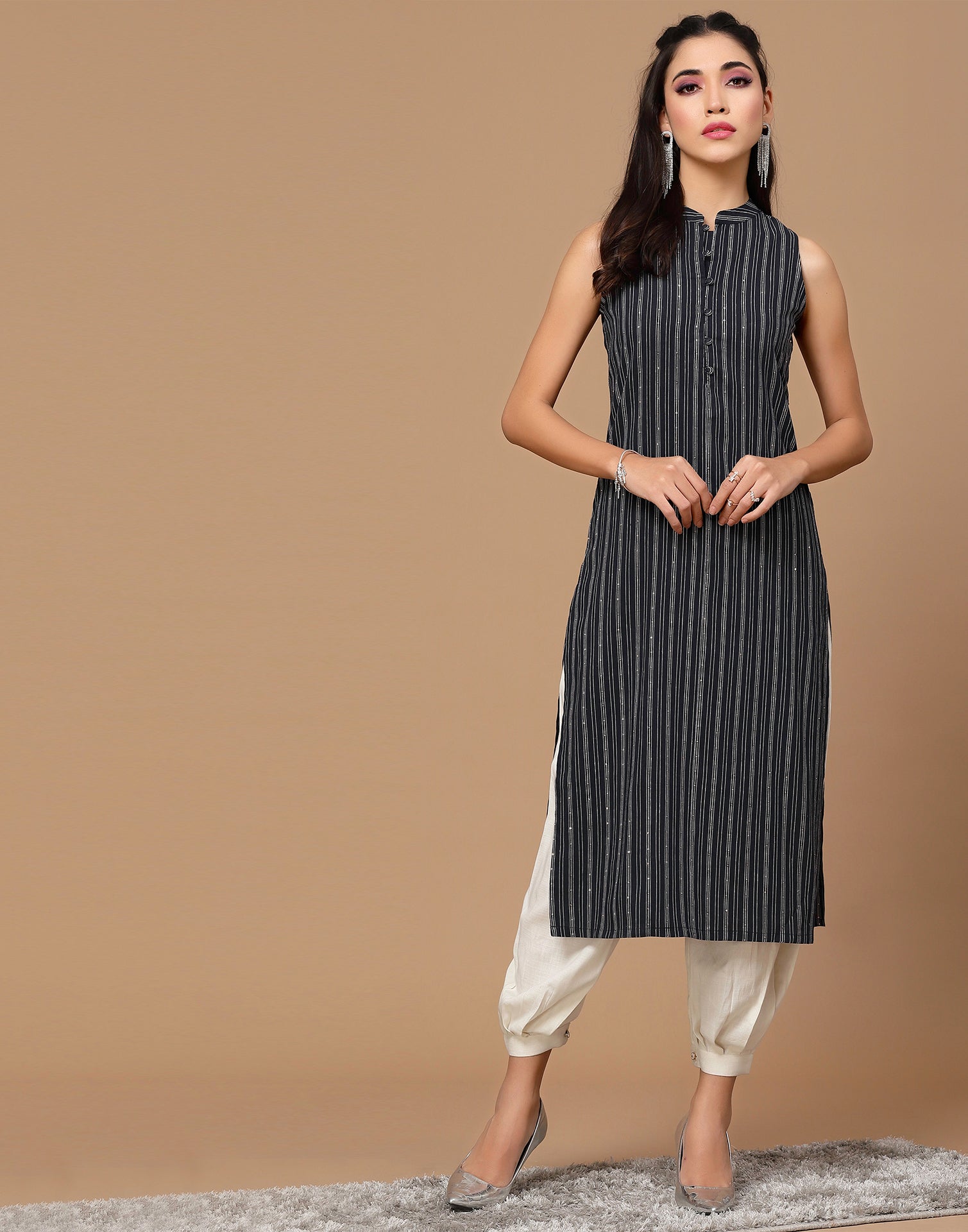 Buy online White Color Cotton Sleeveless Straight Kurti from Kurta Kurtis  for Women by Fuchsia Designs for ₹529 at 41% off | 2024 Limeroad.com